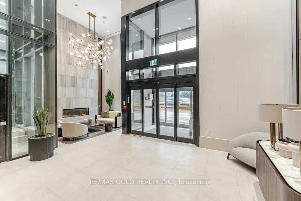 2020 Bathurst Street #216, Toronto, ON M5P 3L1