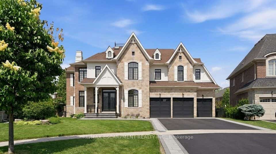950 Fredonia Drive, Mississauga, ON L5C 2W4