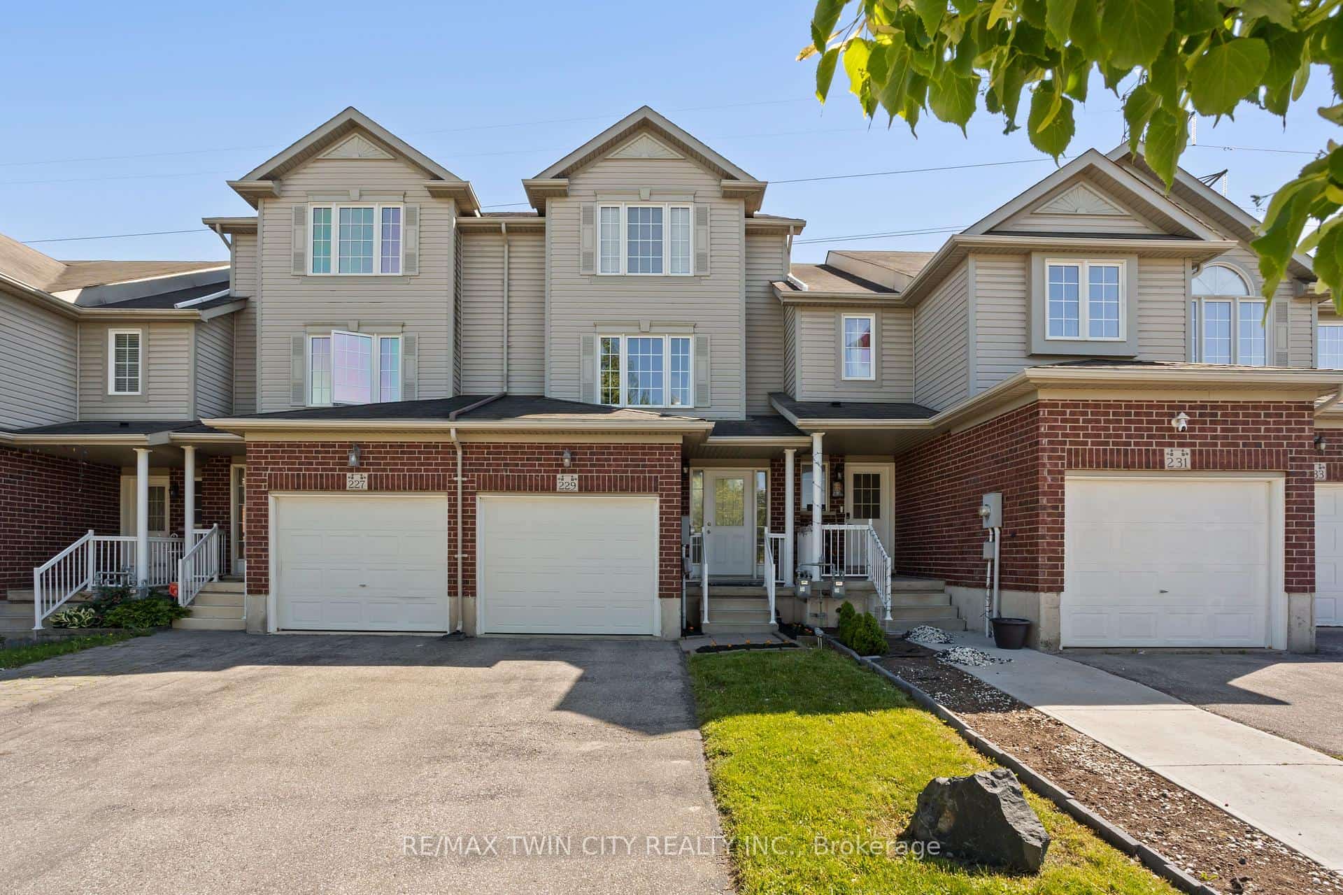 229 Parkvale Drive, Kitchener, ON N2R 1Y8