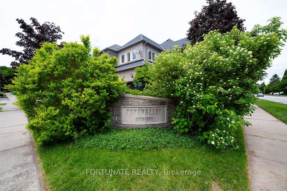 2071 Pinevalley Crescent, Oakville, ON L6H 6L8