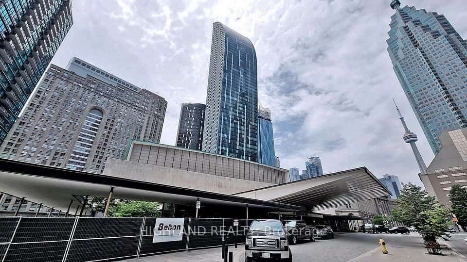 L Tower, Toronto