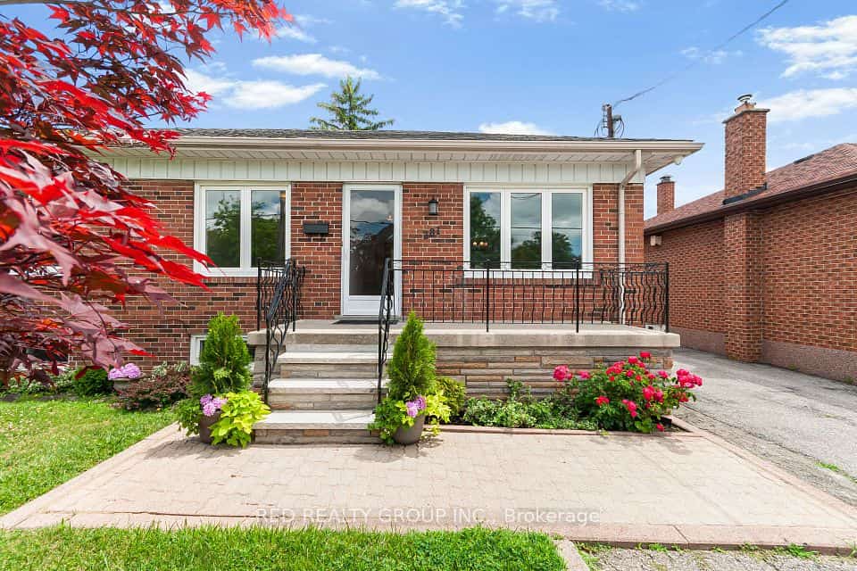 281 Falstaff Avenue, Toronto, ON M6L 2G4