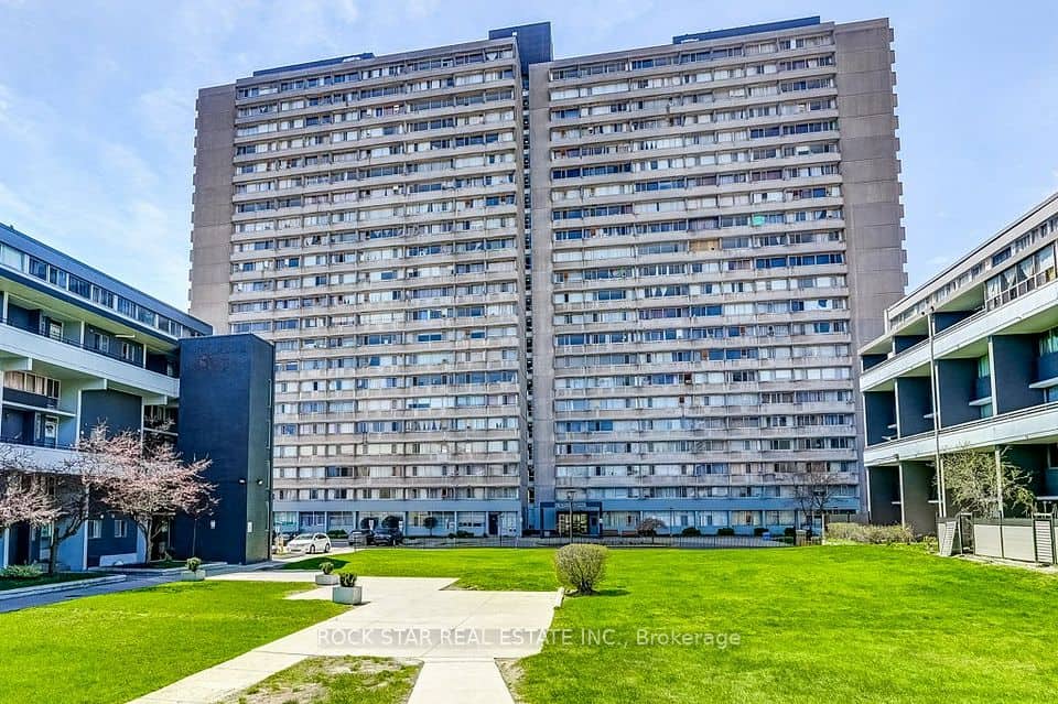 10 Sunny Glenway, Toronto