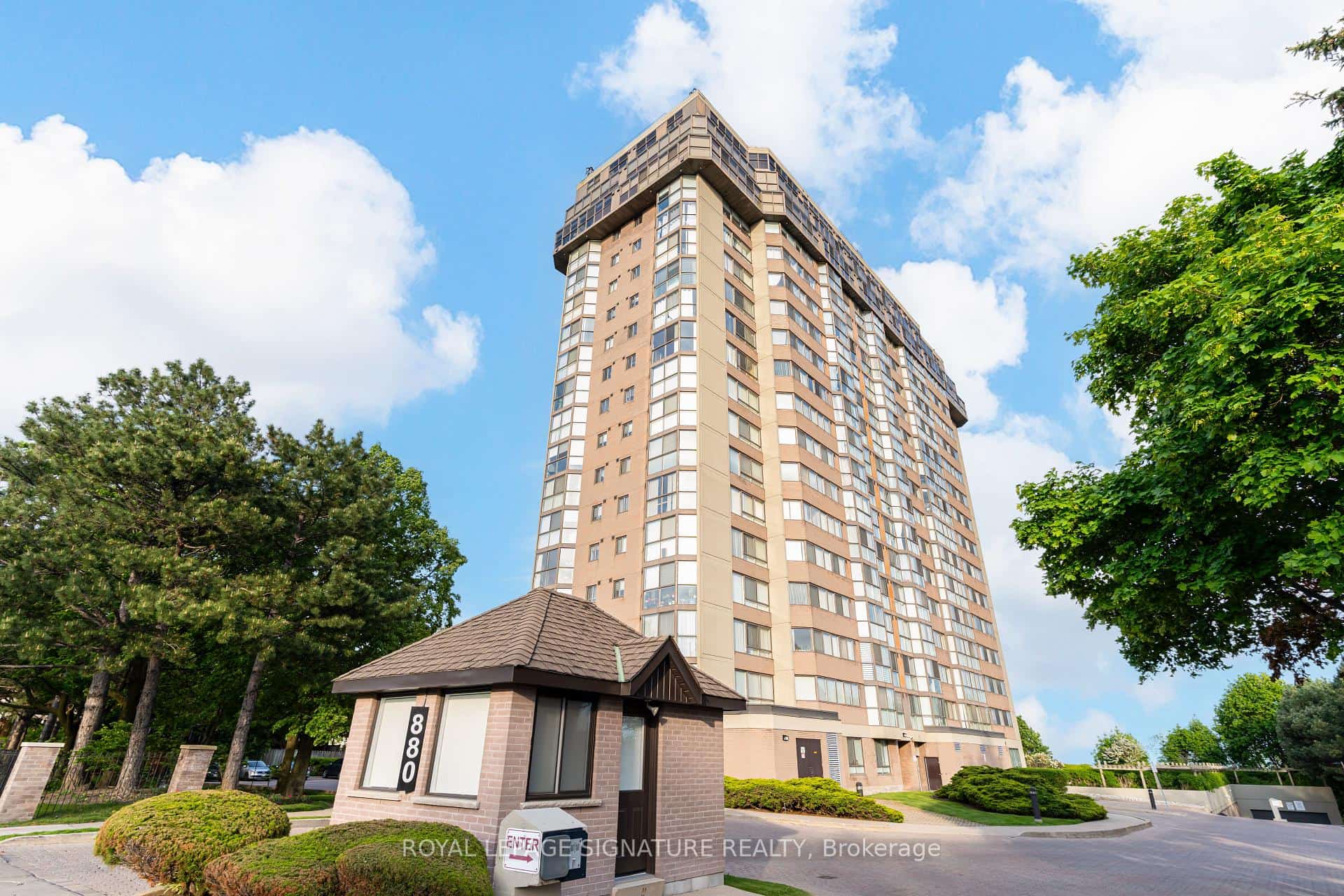 880 Dundas Street W #405, Mississauga, ON L5C 4H3