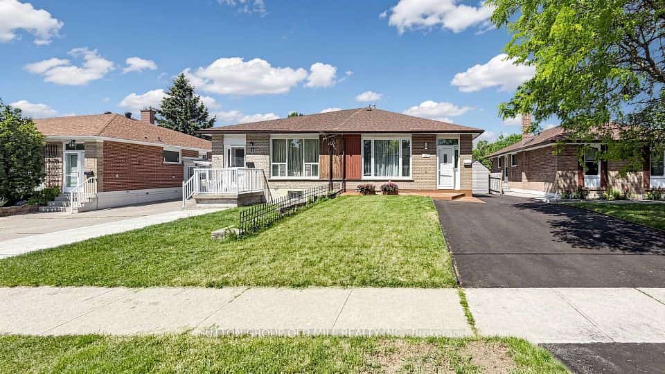 19 Ascot Avenue, Brampton, ON L6T 2P3