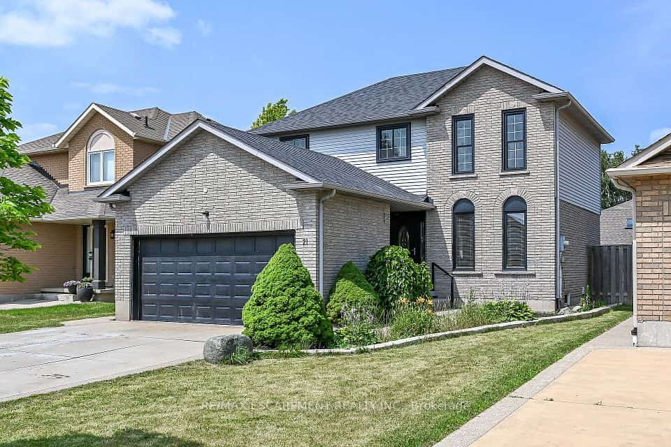 21 Springgarden Crescent, Hamilton, ON L8J 2S5