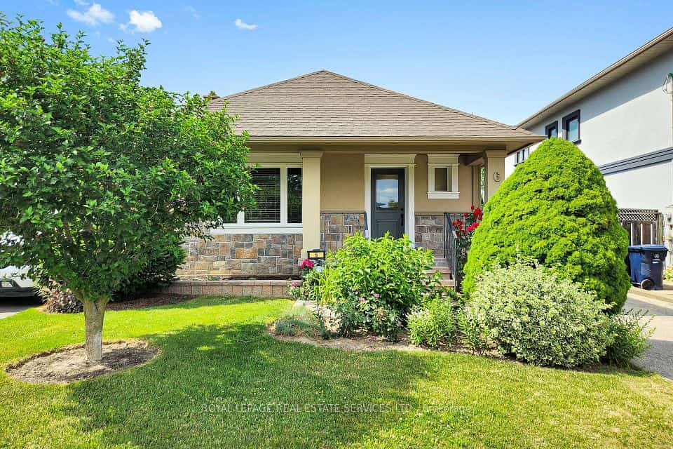 6 Parkchester Road, Toronto, ON M6M 2R9