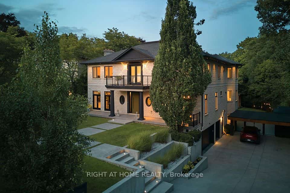 1305 Royal York Road, Toronto, ON M9A 5E6