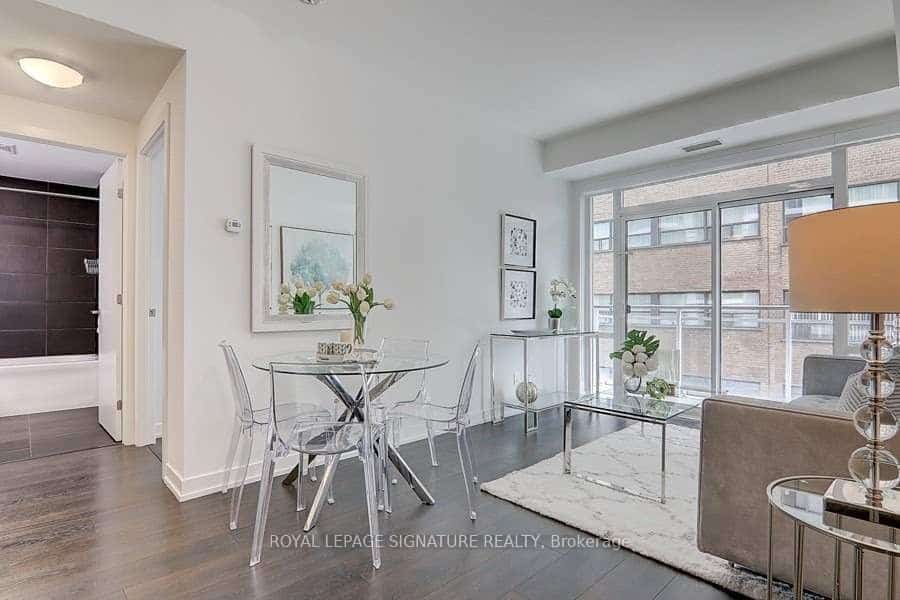 223 St Clair Avenue W #318, Toronto, ON M4V 0A5