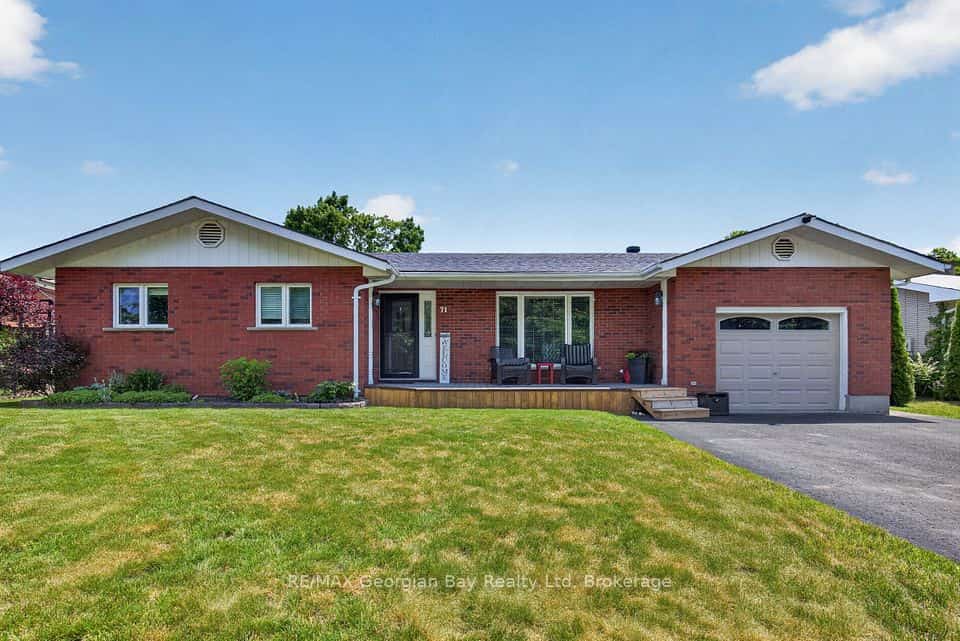 71 Lorne Avenue, Penetanguishene, ON L9M 1H8