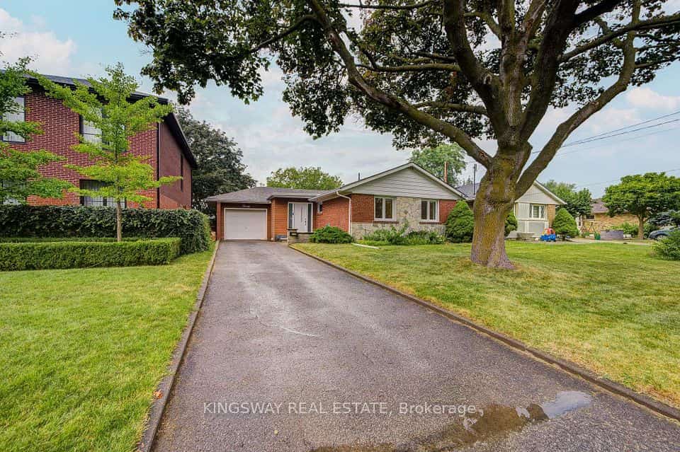 20 Wigmore Drive, Toronto, ON M4A 2E5