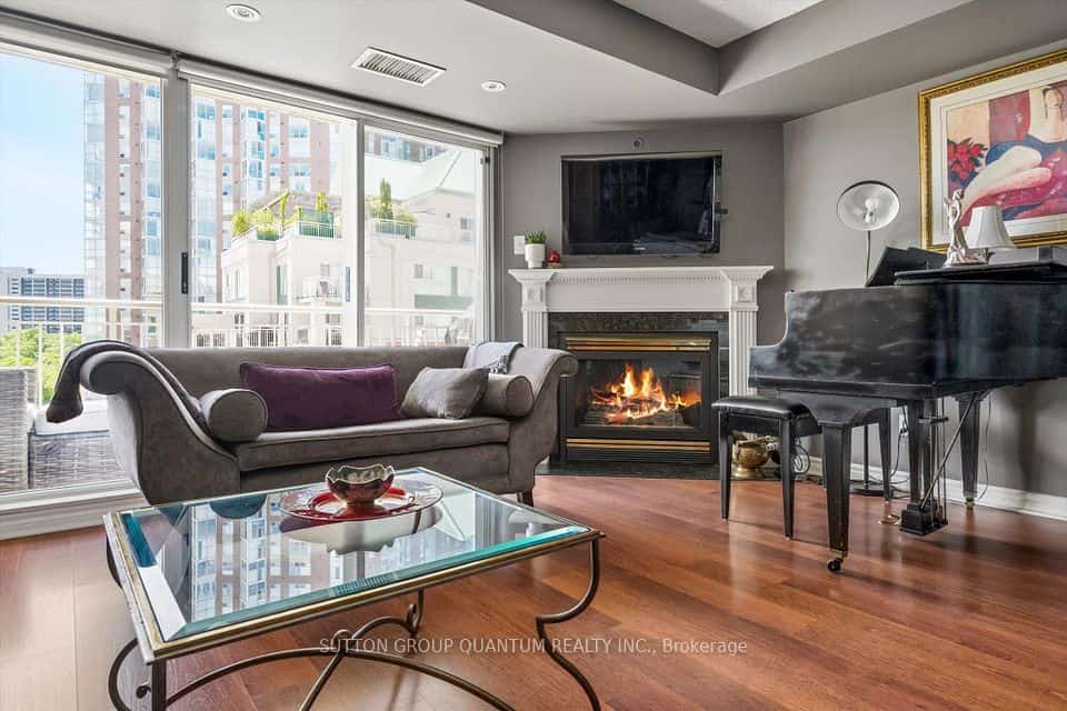 18 Concorde Place #818, Toronto, ON M3C 3T9