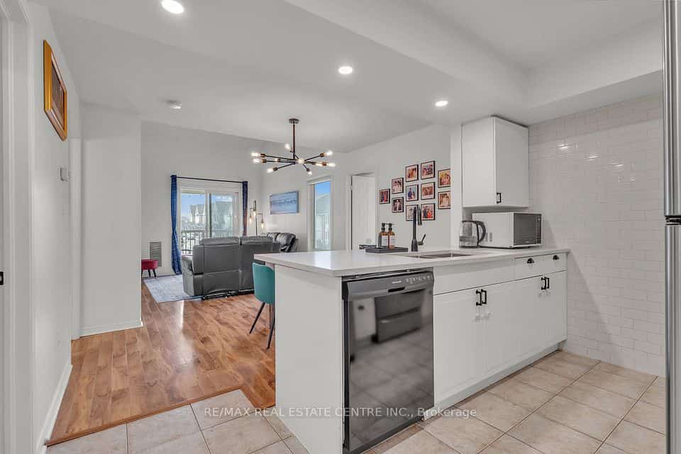 51 PETRA Way #3, Whitby, ON L1R 0A8