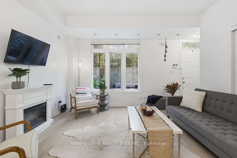 80 Carr Street #29, Toronto, ON M5T 1B7