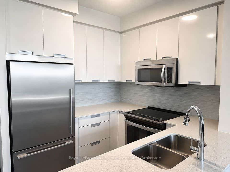 55 Eglinton Avenue W #606, Mississauga, ON L5R 0E4