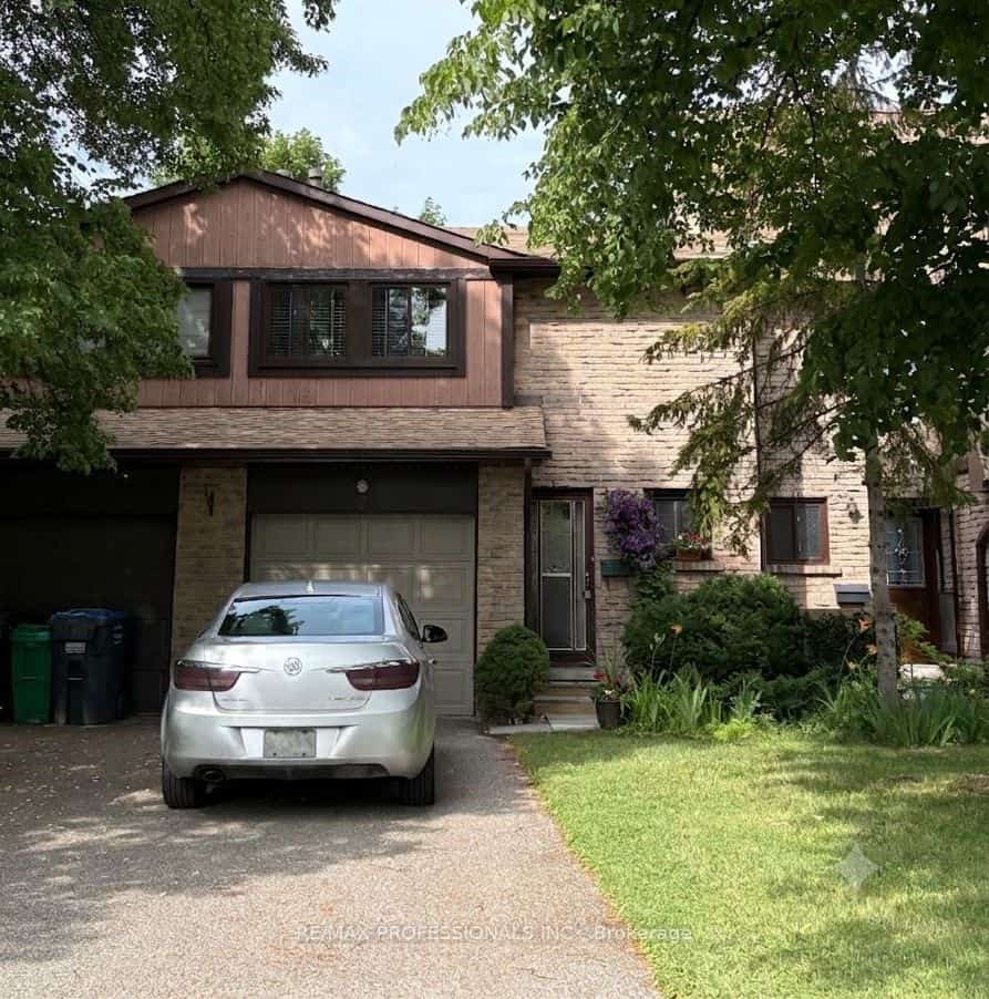 3345 Silverado Drive #2, Mississauga, ON L5A 2V1