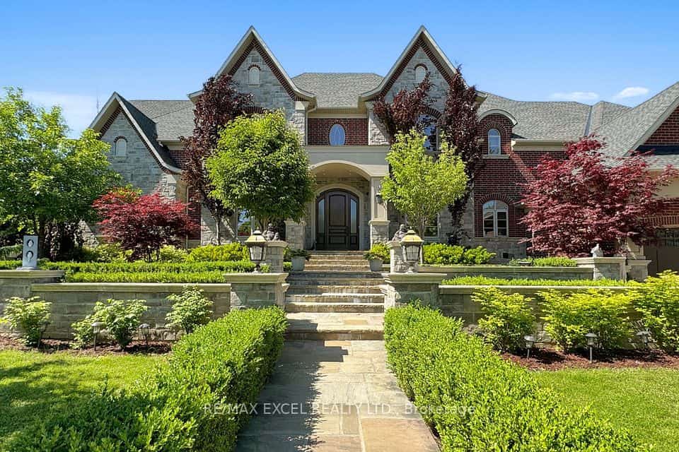 2 Beau Court, Aurora, ON L4G 0H4