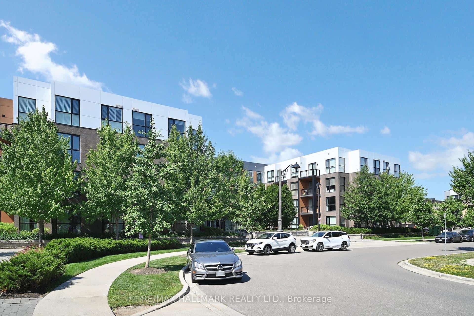 150 Sabina Drive #416, Oakville, ON L6H 7C3