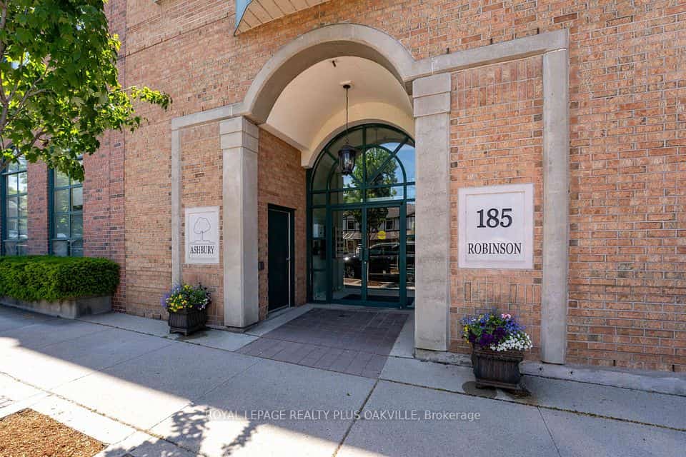 185 Robinson Street #315, Oakville, ON L6J 7P6