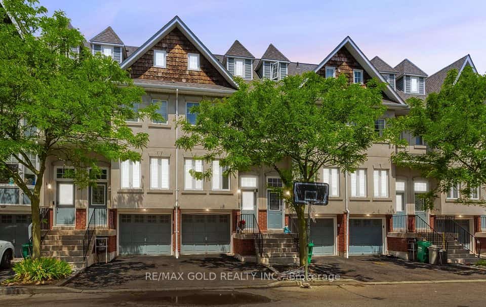 800 Dundas Street W #37, Mississauga, ON L5C 4S5