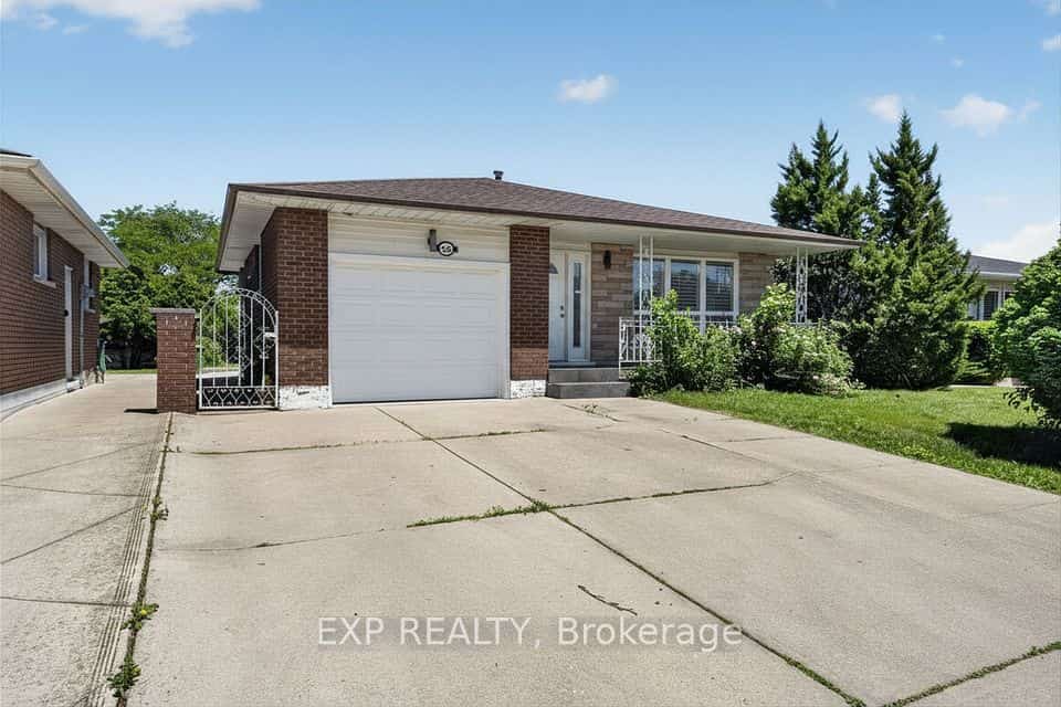 128 Hadeland Avenue, Hamilton, ON L9C 5Z9