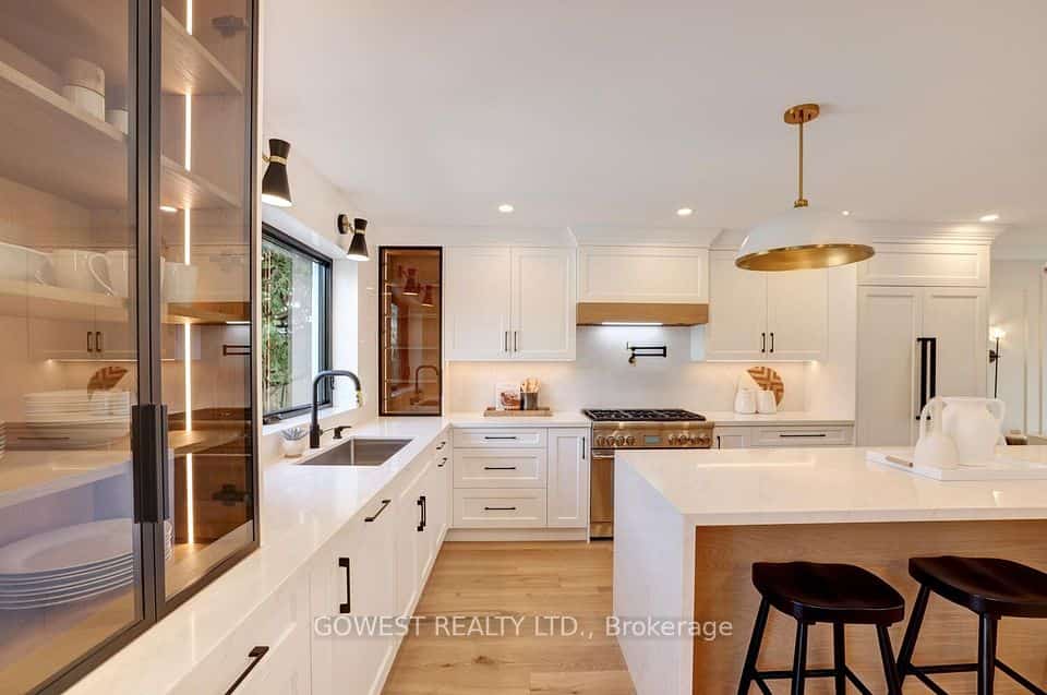 981 Valdese Drive, Mississauga, ON L5C 2Z5