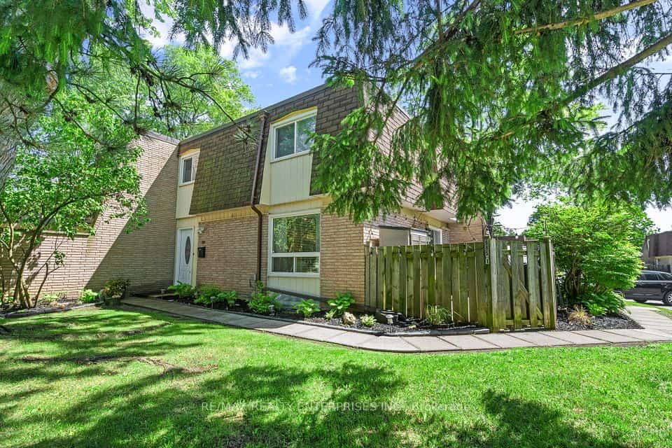 685 Francis Road #1, Burlington, ON L7T 3X6