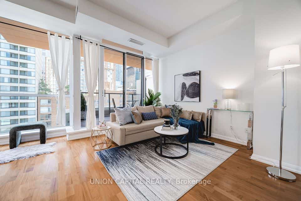 111 Elizabeth Street #1820, Toronto, ON M5G 1P7