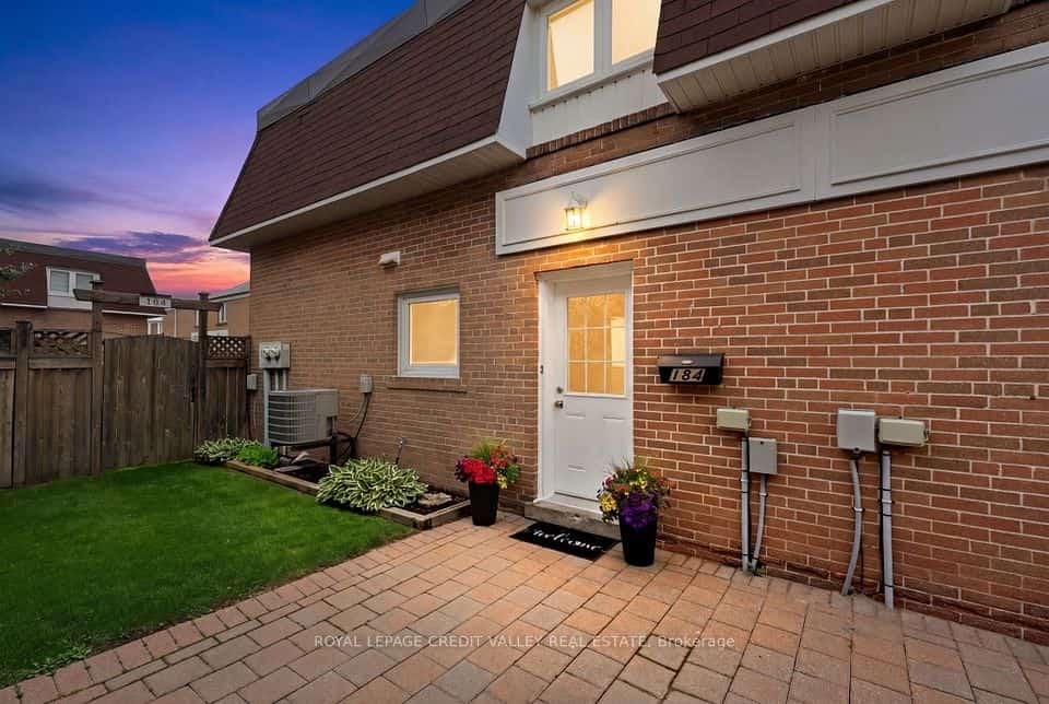 184 Town House Crescent #184, Brampton, ON L6W 3C6
