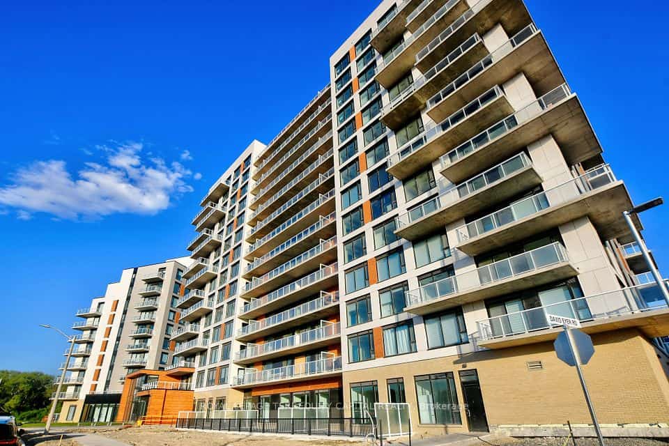 2 David Eyer Road #923, Richmond Hill, ON L4S 1M4