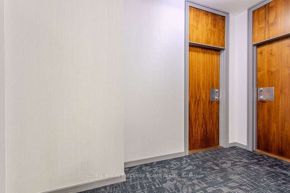 33 Elm Drive W, Mississauga, ON L5B 4M2