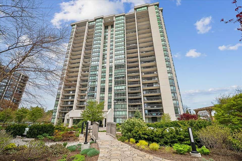 2170 Marine Drive #2104, Oakville, ON L6L 5V1