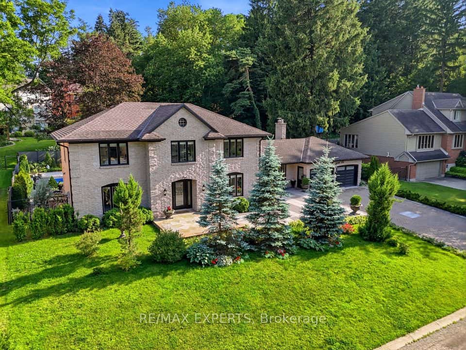 28 Stonegate Drive, Hamilton, ON L9G 3R7