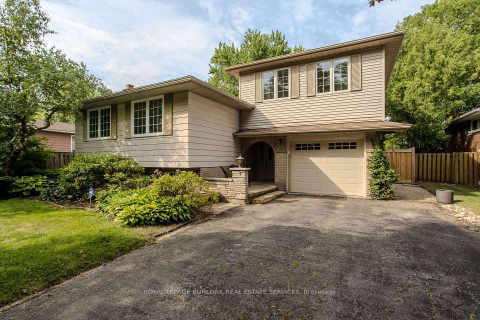342 Bryant Crescent, Burlington, ON L7L 3Z5