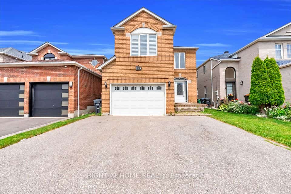 847 Stonebridge Avenue, Mississauga, ON L5V 2L1