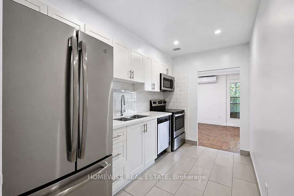 2500 Bathurst Street #401, Toronto, ON M6B 2Y8