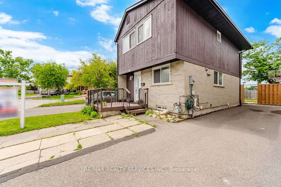 18 Gold Pine Court, Brampton, ON L6S 2K6