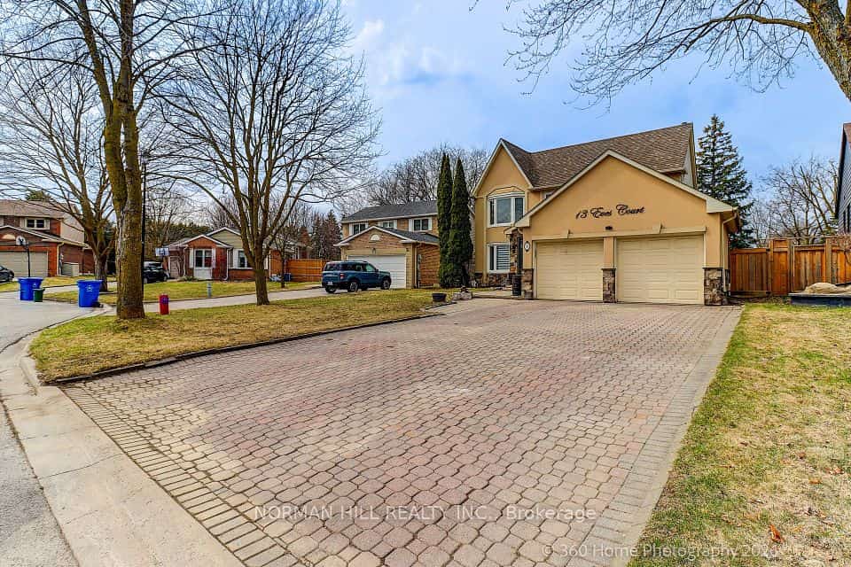 13 Eves Court, Newmarket, ON L3Y 7P8