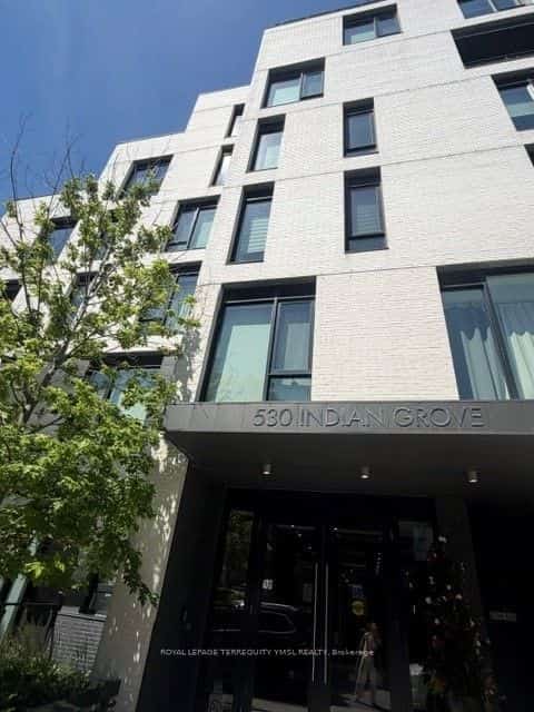 530 Indian Grove #610, Toronto, ON M6P 0B3