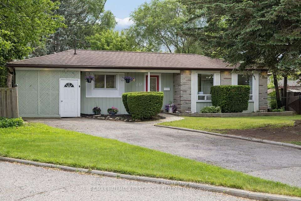 861 Boxworth Place, Pickering, ON L1W 2K9
