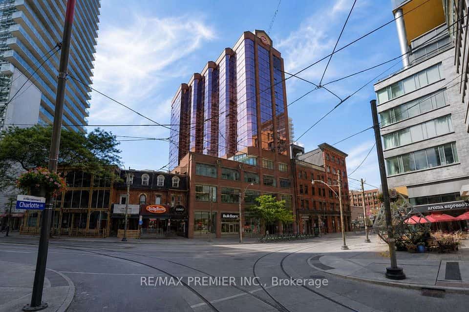 393 King Street W Street #704, Toronto, ON M5V 3G8