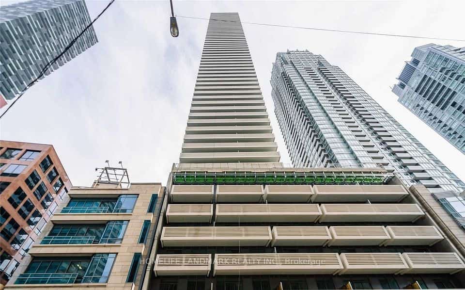 2221 Yonge Street #5009, Toronto, ON M4S 2B5