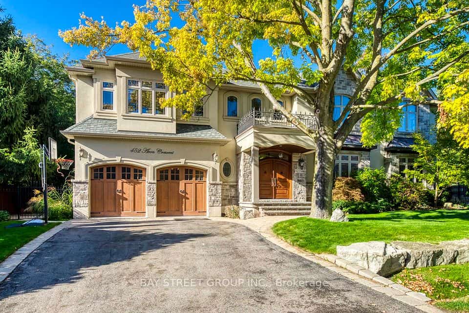 452 Avon Crescent, Oakville, ON L6J 2T3
