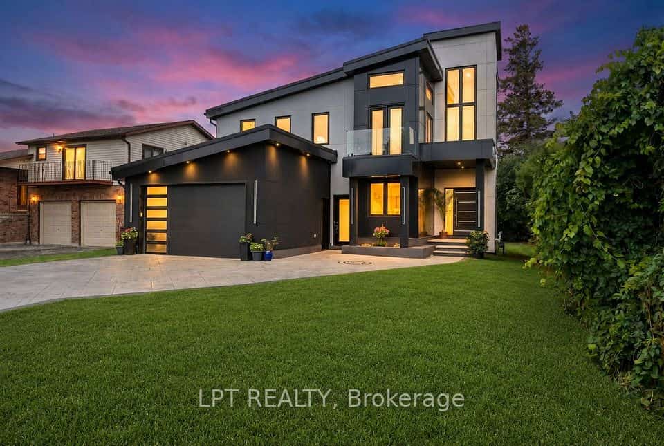 838 Elmwood Street, Georgina, ON L4P 3E9