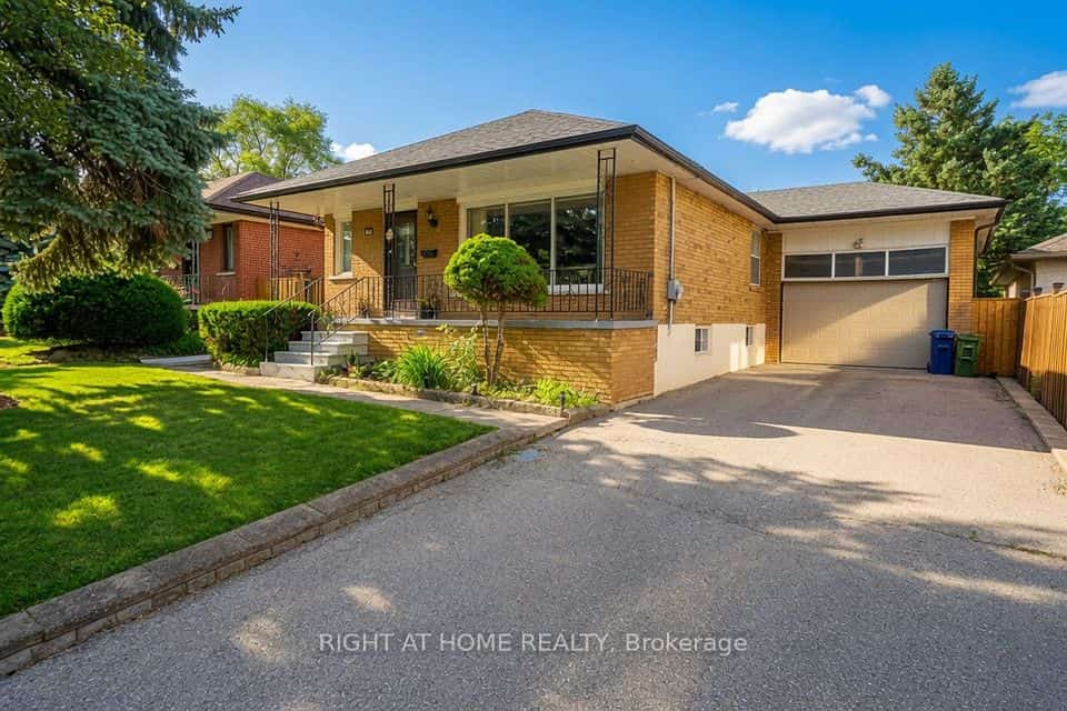 37 Garside Crescent, Toronto, ON M6M 2Z5