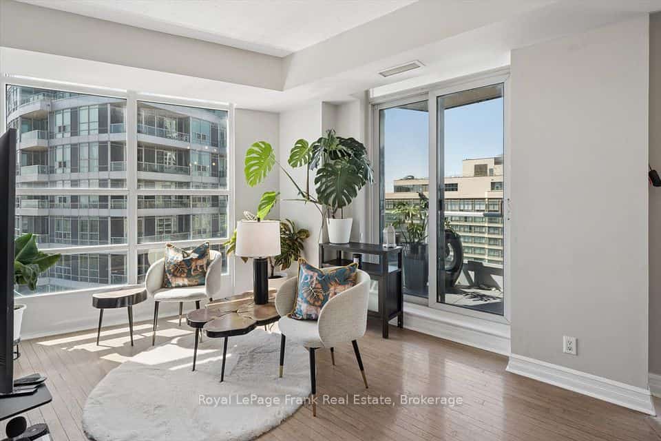 1 Elm Drive W, Mississauga
