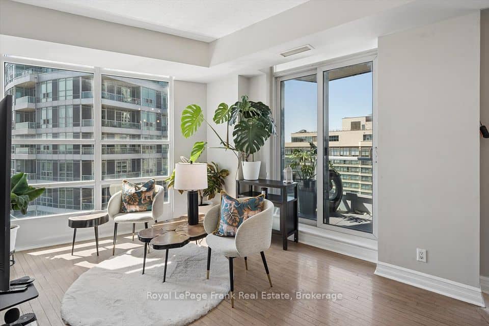 1 Elm Drive W, Mississauga