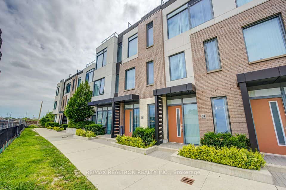 1050 Portage Parkway #TH33, Vaughan, ON L4K 0K3