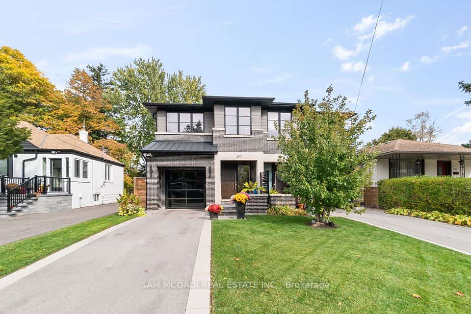 39 Oakwood Avenue N, Mississauga, ON L5G 3L8