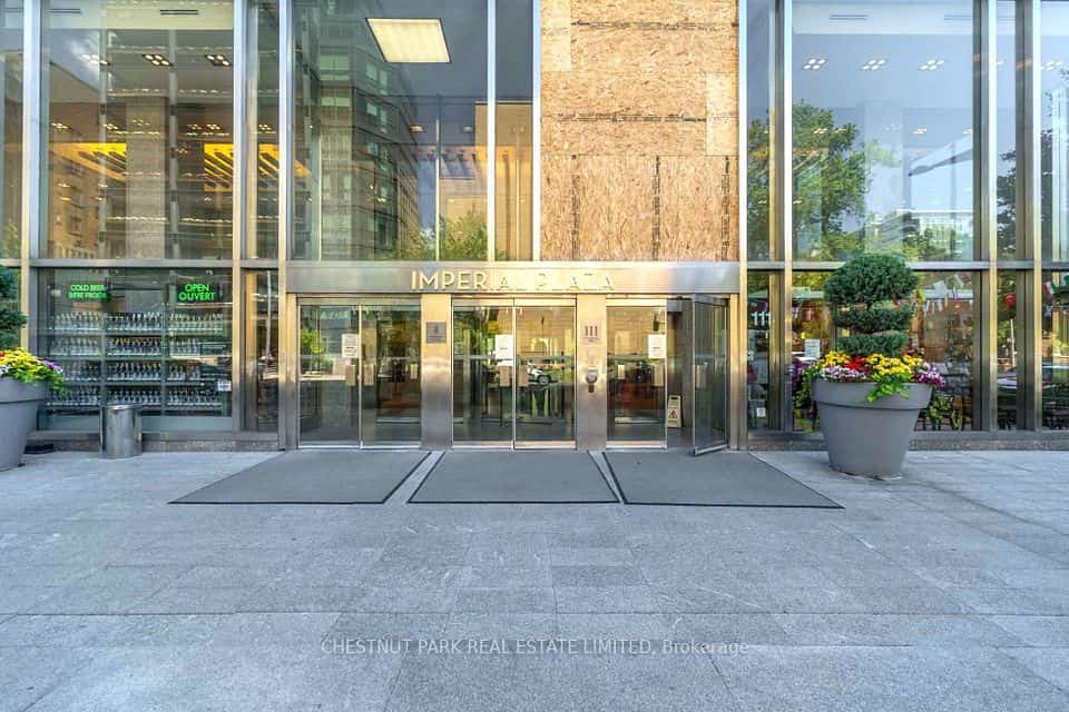 111 St Clair Avenue W #320, Toronto, ON M4V 1N5